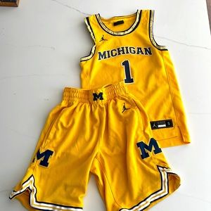Kid’s Michigan Men’s Basketball Set, Maize.